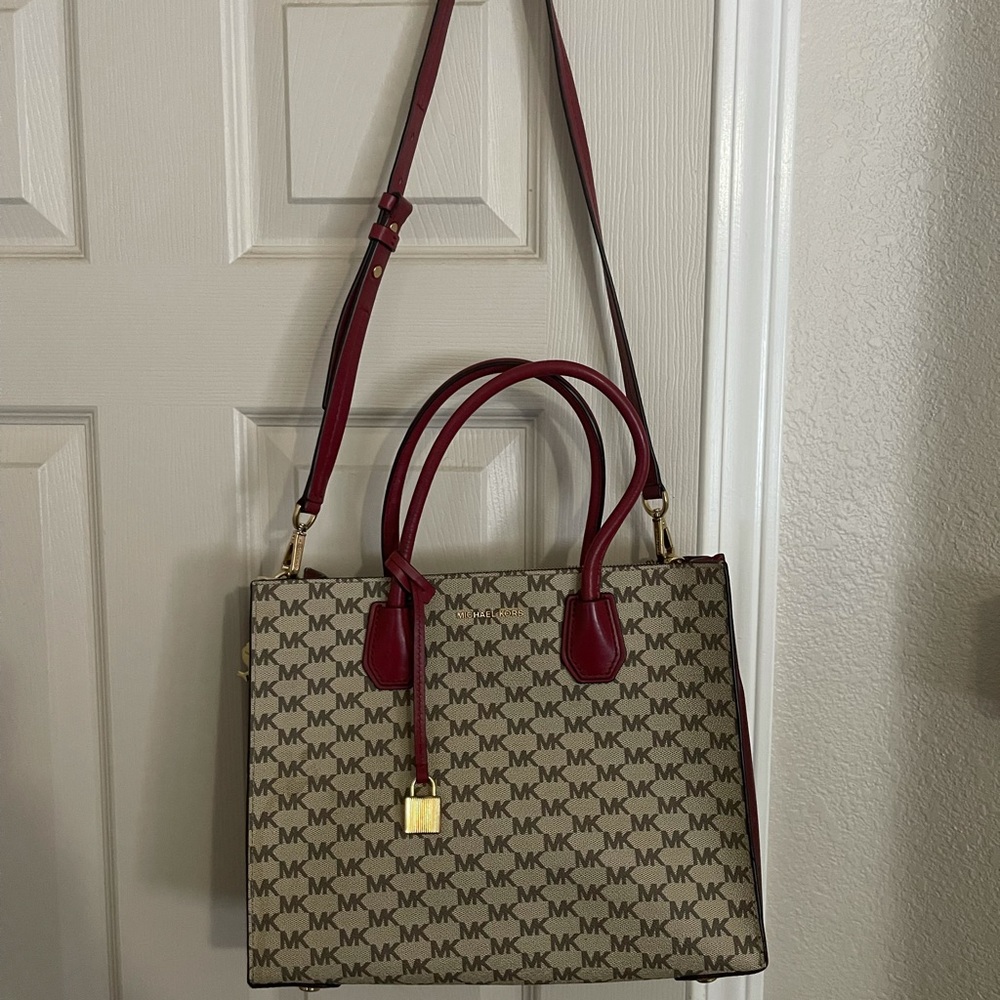 ⭐️SOLD⭐️Michael Kors Signature Tote